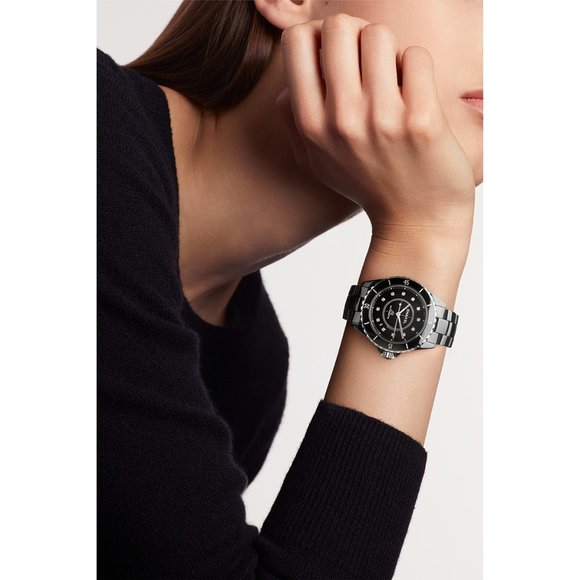 98% NEW CHANEL J12 BLACK WATCH - Picture 4 of 10